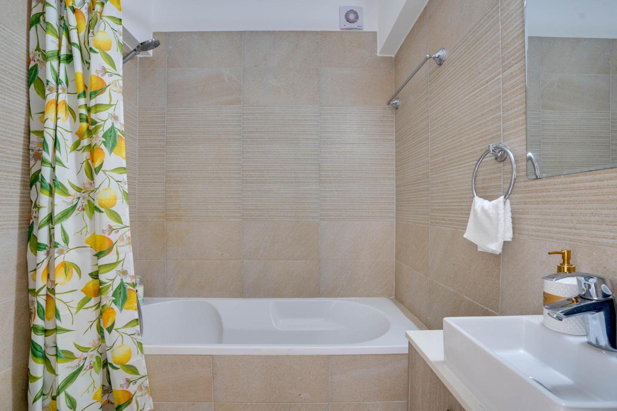 Lemon Paradise City Centre 200M From Beach Larnaca Extérieur photo